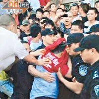 市长徐锋遭民众强行套上印有抗议标语的T恤。