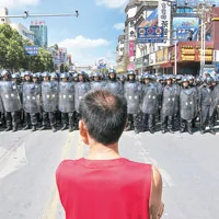 示威民众与防暴警察对峙。 （美联社图片）