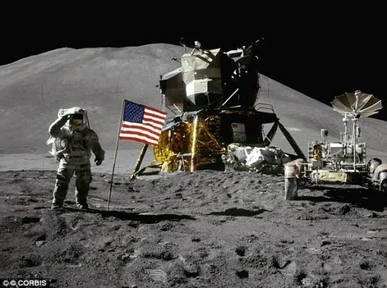 1971年“阿波罗15”号任务期间拍摄的照片。每次登陆月球，宇航员都会留下一面美国国旗，象征着他们在科学和工程学方面取得的成就