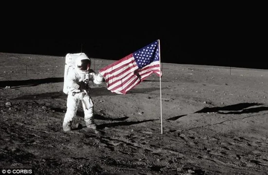 1969年11月“阿波罗12”号期间，宇航员将一面美国国旗插在月球表面。40多年过去了，这面国旗仍屹立在月表