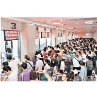 瀋陽鐵路局大連站售票廳聚集大批等待退票的乘客。 （中新社圖片）