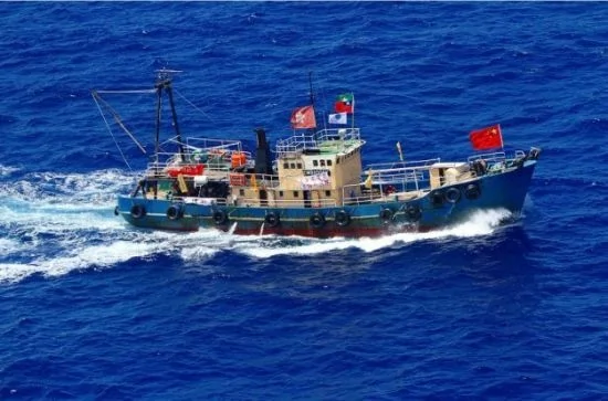 中國香港保釣船「啟豐二號」在釣魚島海域航行，照片由日本海上保安廳提供。