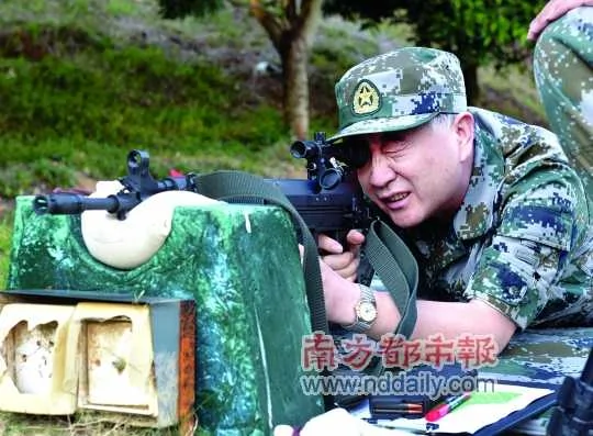 昨天，汪洋、朱小丹等領導來到省軍區機關參加廣東省軍事日活動。圖為汪洋進行實彈射擊。南方日報記者王輝攝
