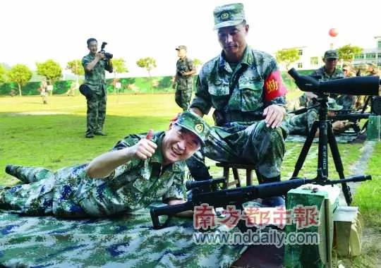 昨天，汪洋、朱小丹等領導來到省軍區機關參加廣東省軍事日活動。圖為汪洋進行實彈射擊。南方日報記者王輝攝