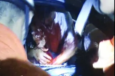 男子遇車禍拒絕救治 爬回車內人工呼吸救妻子