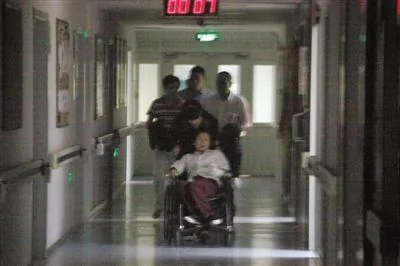 男子持刀劫持医院电梯工被制服 称不想活了