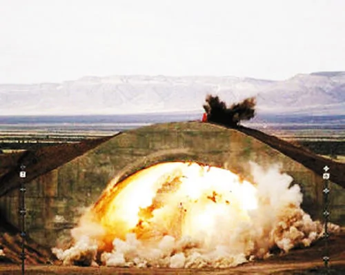 美軍SDB小直徑炸彈擊穿機堡瞬間