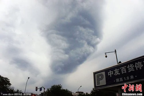 北京天空出現「龍捲雲」奇觀