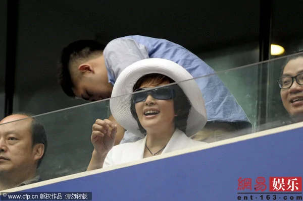 57歲劉曉慶助陣中網 並揮手朝觀眾獻飛吻(組圖)