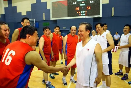 温家宝总理参与全民健身篮球赛 对位阿的江(图)