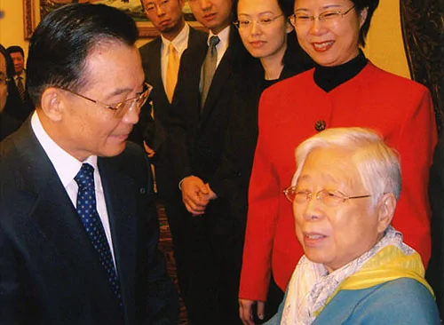 2005年11月18日，在紀念胡耀邦同志誕辰90周年座談會上，溫家寶總理親切問候胡耀邦夫人李昭。
