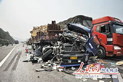 京珠高速路车祸，多辆车连环相撞后严重损毁。 （取材自人民网）

