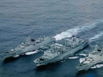 七艘中國海軍軍艦2012年10月16日穿過釣魚島以南的日本毗連區，圖為其中部分軍艦。