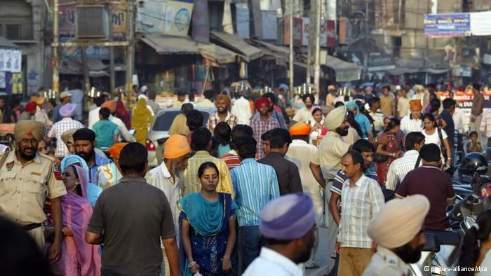 epa02967874 Indian people walk in a crowded street in the northern Indian city of Amritsar, 15 October 2011. According to a statement released by United Nations Environment Programme (UNEP), the world_s population is set to hit the seven billion mark on 31 October 2011 and India would overtake China in population count by 2030 with population mark hitting 1.6 billion, according to estimates. According to reports, UN Secretary General Ban Ki-Moon and the executive chief of the UN Population Fund Babatunde Osotimehin launched 'The 7 Billion Actions Initiative' on 14 September. There are two aims of this initiative, one is to let more people understand the opportunity and challenge which are brought by the 7 billion people, and the other one is to encourage each country and organization to take active actions of seven issues which are poverty and unequal, enhancing women's right, health reproduction, youthful welfare, aging of population, and environment and urbanization. EPA/RAMINDER PAL SINGH +++(c) dpa - Bildfunk+++