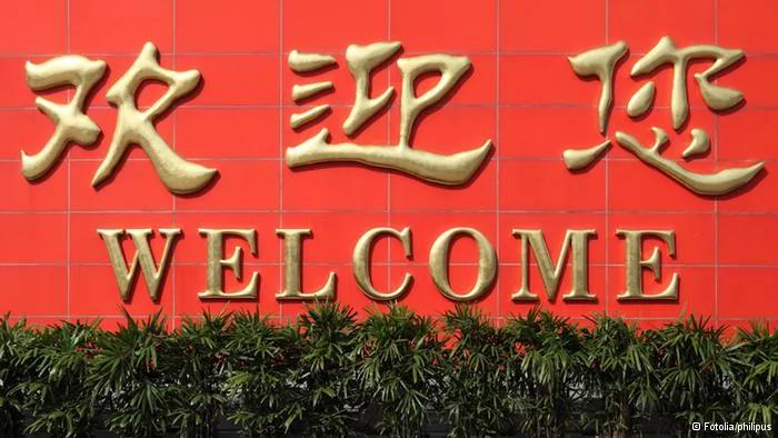 China Shanghai China Investitionen Symbolbild FotoliaBildchina; chinese; map; outline; nation; blackboard; chalk; atlas; cartography; geography; school; class; classroom; contour; country; black; green; chalky; chalkboard; education; educate; font; lesson; teaching; text; white; word; writing; written; illustration; graphic; land; science; shape; national; boundary; tourist; tourism; touristic