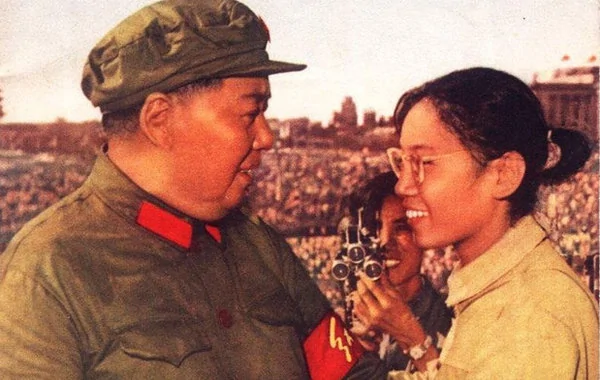 毛泽东接见红卫兵。