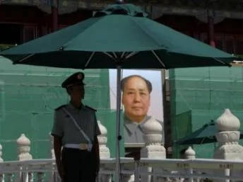 為迎接十八大的召開，正在裝修的天安門廣場上，毛澤東的畫像巋然不動。