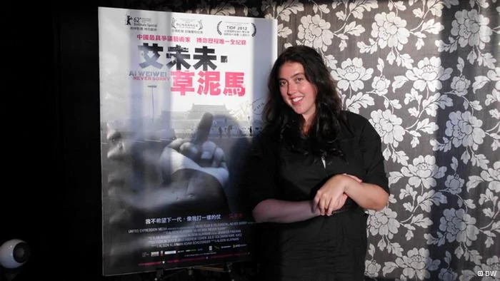 Alison Klayman, die Regisseurin des Films „Ai Weiwei : Never Sorry「, vor der Filmplakate 
Photographin: Bi-Whei Chiu （freie Autorin DW Chinesisch)
Zeit: 24. Oktober 2012
Ort: Taipei, Taiwan