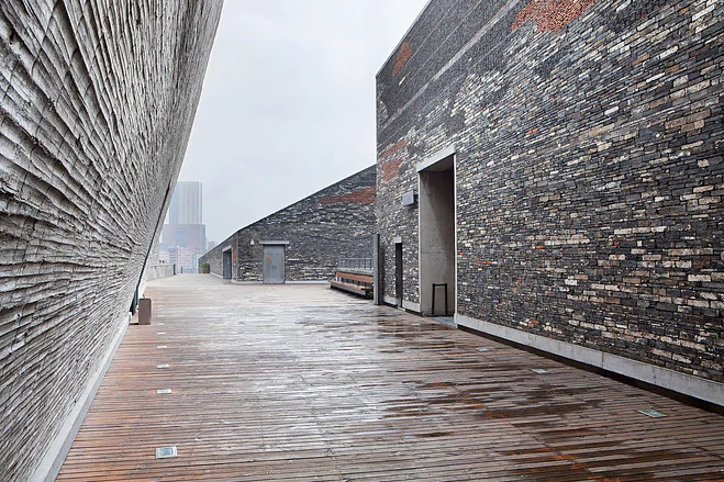 全新角度 | 宁波美术馆的屋顶。开始时，部分施工人员对其非传统式的设计望而却步。
