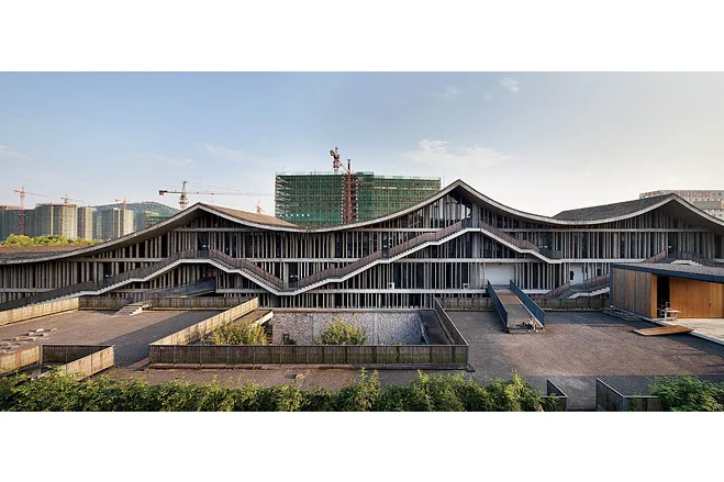 中國美術學院象山校區外觀。這座建築的形狀讓人不禁聯想起中國迅速消失的自然風景。