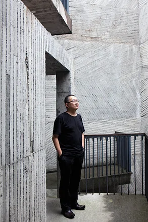 持久的印象 | 建築師王澍在中國美術學院象山校區。牆壁有着竹子的形狀，用混凝土澆築而成。
