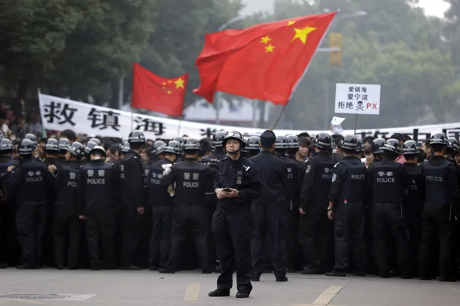 中国10年一次的领导层换届将于11月8日开始，中国的安全官员最近几周要求地方政府尽一切可能避免在换届之前发生骚乱。
