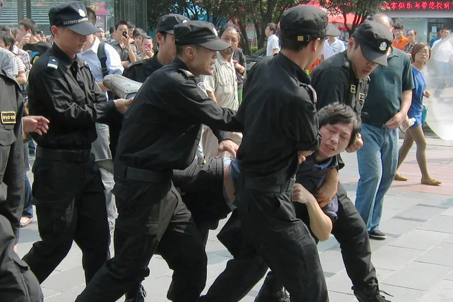 上周六，警察将一名示威者架走。