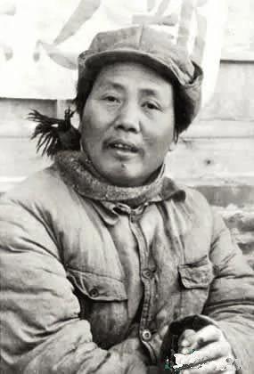揭秘:江青在毛泽东遗体旁摆各种姿势拍照 没掉泪