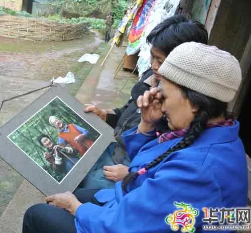 看着刘国江和徐朝清的合影，徐朝清的亲属禁不住流下悲伤的眼泪。中山镇政府供图 华龙网发