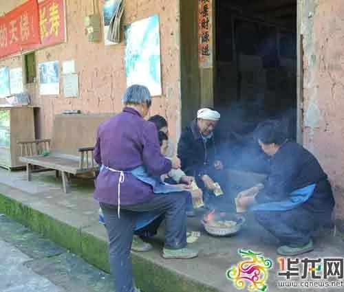 朝清的亲属正在祭奠亲人。中山镇政府供图 华龙网发