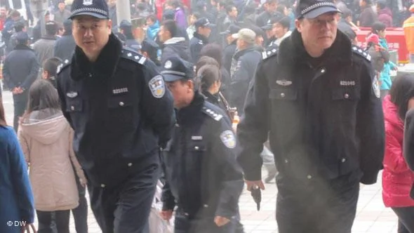 Viele Sicherheitskräfte sind vor Ort.
Peking (Beijing) Wangfujing. China.
20.Feb.2011.