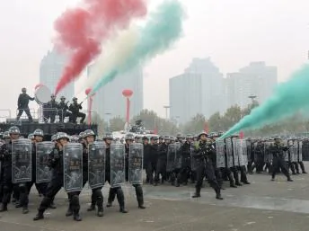 2012年10月30日，中國特警部隊的警察在河南鄭州演練驅散集會人群，因應中共18大期間的安全隱患。