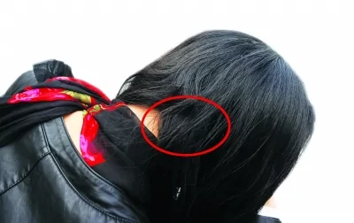 女子的長髮被剪斷一大束。