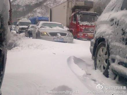 八达岭高速积雪40厘米致数百辆汽车拥堵