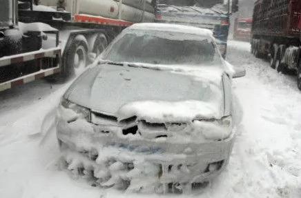 八达岭高速积雪40厘米致数百辆汽车拥堵