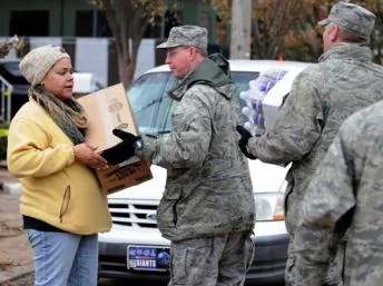 纽约空军174卫队成员参加救灾向灾民分发食物和水2012年11月2日