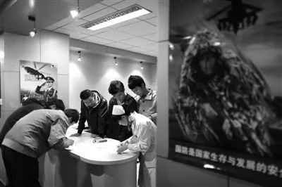 昨日，朝陽區第二醫院，應徵入伍青年在填報資料。當日，北京徵兵體檢啟動，600餘名青年參加，其中大學生佔到六成以上。新京報記者 浦峰 攝