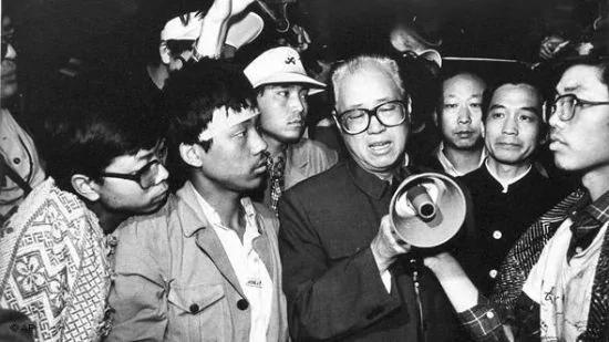 赵紫阳在“八九民运”期间到天安门广场与学生对话