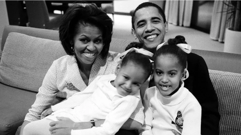 歐巴馬作為總統日理萬機，但他仍然努力能夠與妻女在一周中的大部分夜晚一起進餐。這是自三十多年前的傑米·卡特以來，第一對帶著幼年子女居住在白宮的夫妻。