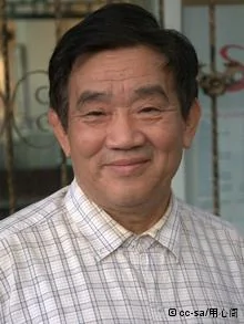 Wikipedia:
http://en.wikipedia.org/wiki/Yang_Jisheng
Yang Jisheng (simplified Chinese: 楊繼繩; traditional Chinese: 楊繼繩; pinyin: Yáng Jìshéng; born November 1940[1][2]) is a Chinese journalist and author of Tombstone (Mùbēi), a comprehensive account of the Great Chinese Famine during the Great Leap Forward. Yang joined the Communist Party in 1964 and graduated from Tsinghua University in 1966. He promptly joined Xinhua News Agency, where he worked until his retirement in 2001. As of 2008, he was the deputy editor of the journal Yanhuang Chunqiu (炎黃春秋) (Chronicles of History) in Beijing.[1][3] Yang Jisheng is also listed as a Fellow of China Media Project, a department under Hong Kong University.[3]
***
eingestellt im Juni 2012
