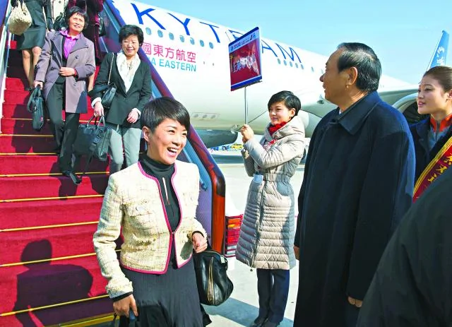 來自上海的十八大代表飛抵北京。