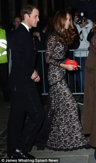 凱特王妃亮相大學慶典派對現場 黑色透視裙很搶眼(組圖)