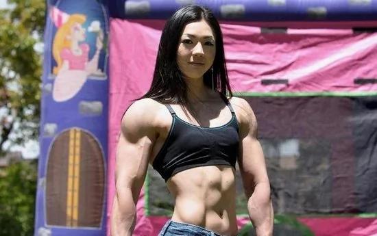 “美女版史泰龙”:韩裔美女萝莉面孔 身上肌肉令人咋舌(图)