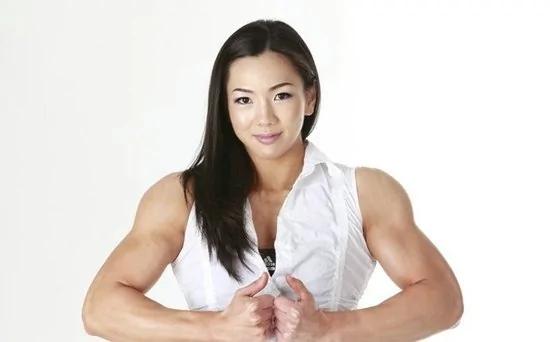 “美女版史泰龙”:韩裔美女萝莉面孔 身上肌肉令人咋舌(图)