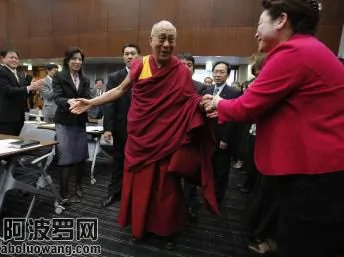 2012年11月13日,西藏流亡精神领袖达赖喇嘛在日本国会内发表演讲.图为他抵达国会内参议员会馆时的场景.