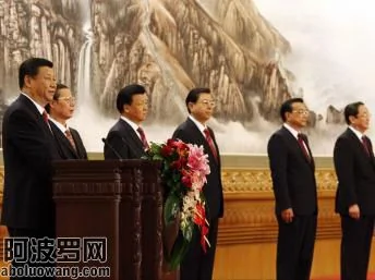 2012年11月15日，7名新當選的第18屆中央政治局常委在北京人大會堂，與中外媒體見面。左一為習近平。