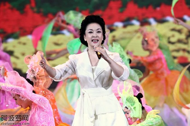彭麗媛是一位形象姣好，在中國享有盛名的歌后。