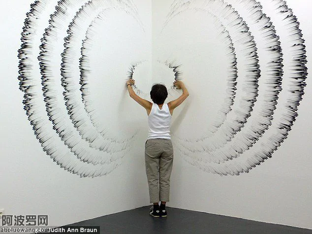 纽约女画家指纹创作巨幅壁画：完美对称充满想象(高清组图)