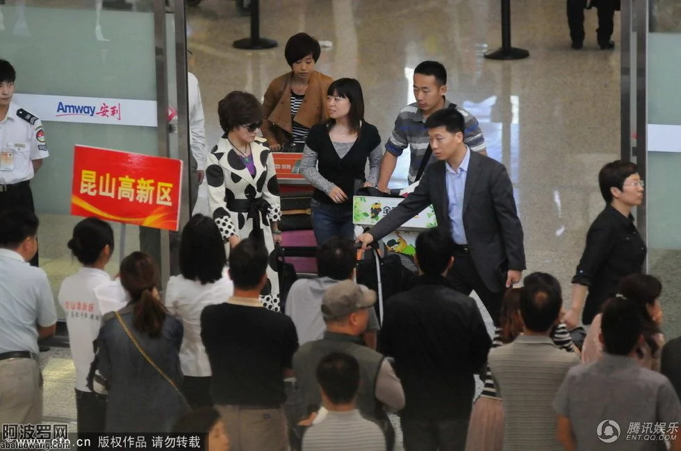 刘晓庆黑超现身机场一身贵气 安排人员似大姐大(高清组图)