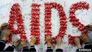 安徽某学校学生用红丝带并出AIDS字样（新华社资料图片）